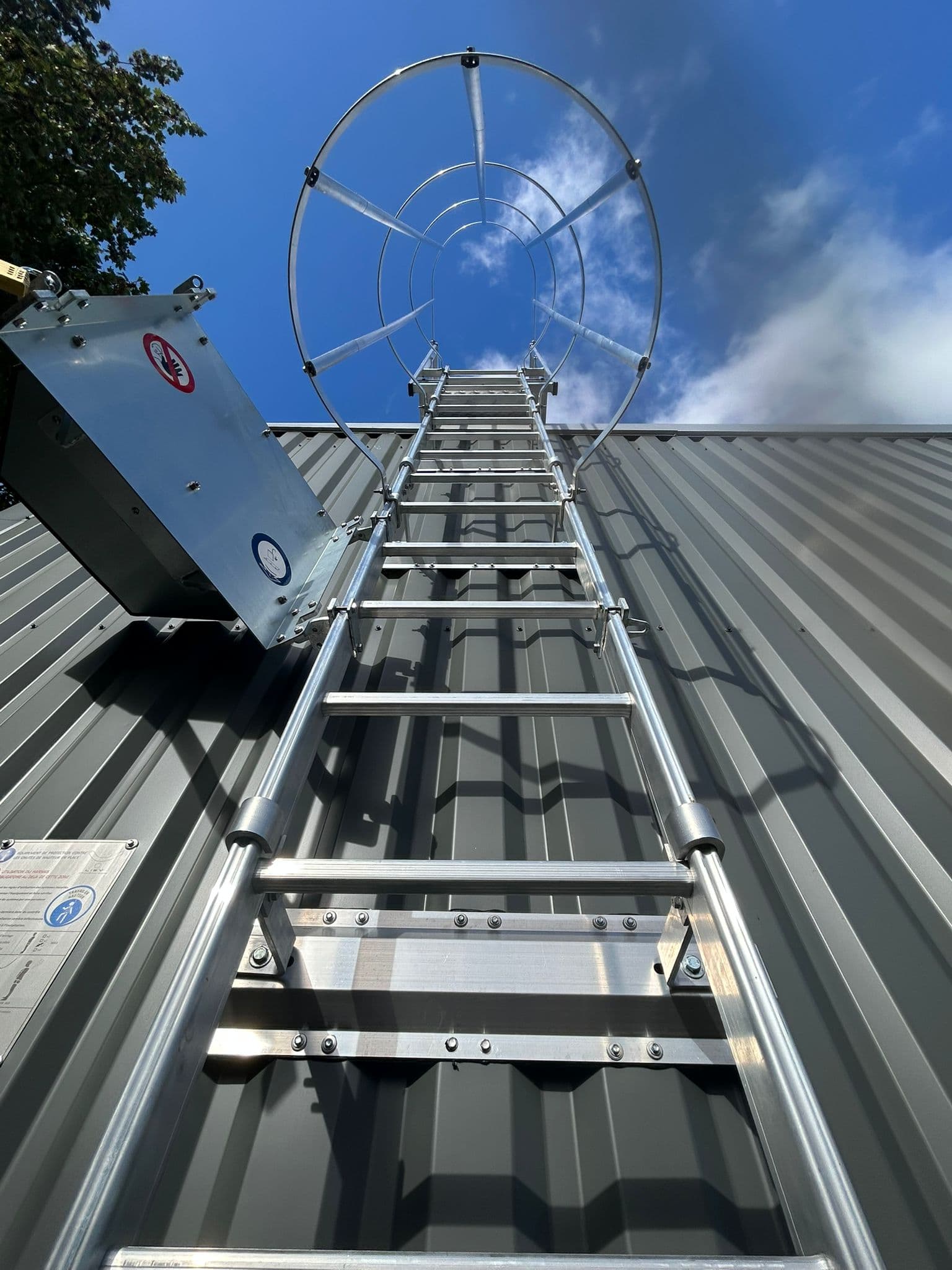 Échelle à crinoline avec paliers de repos