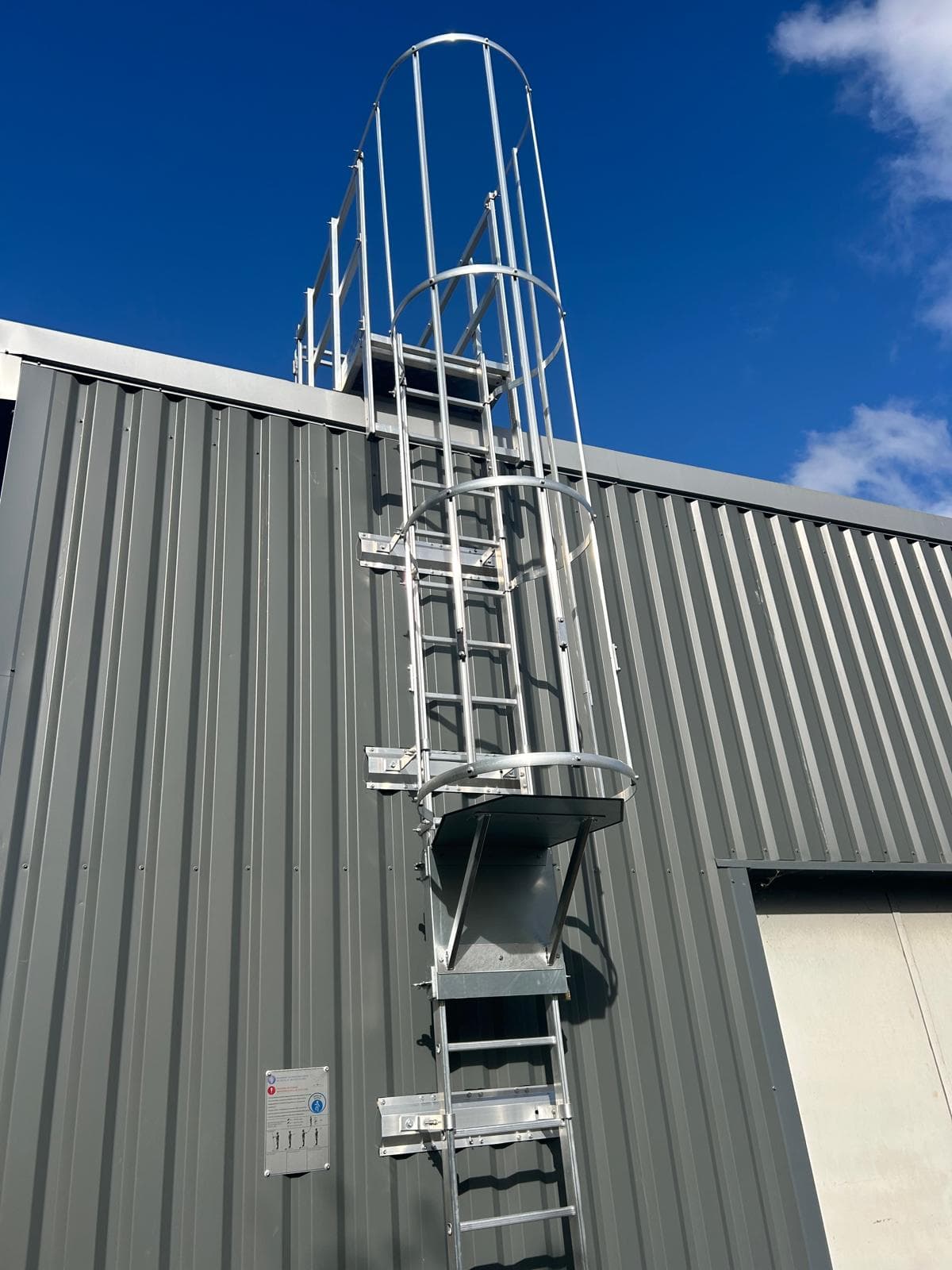 Échelle à crinoline avec système anti-intrusion