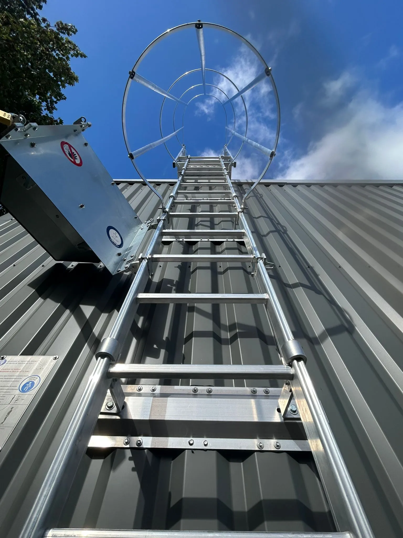 Échelle à crinoline avec paliers de repos