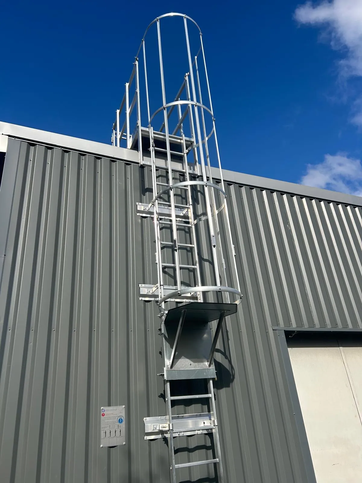 Échelle à crinoline avec système anti-intrusion